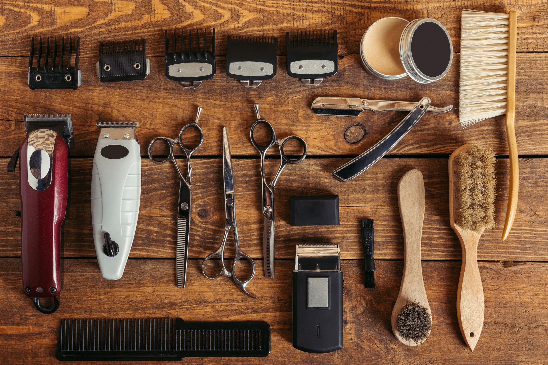 vue de dessus du matériel de coiffure professionnel sur table en bois dans le salon de coiffure